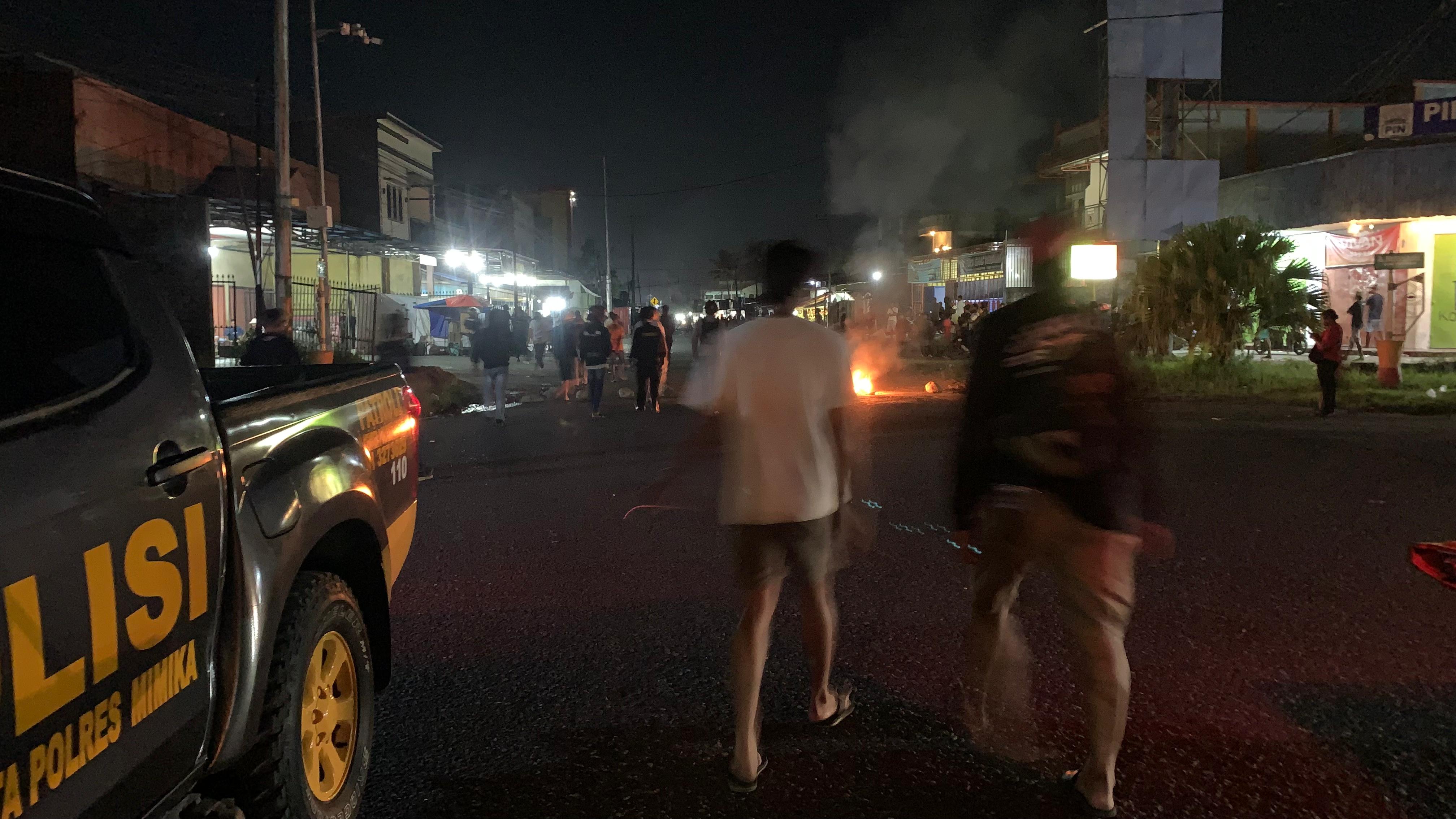 Aksi blokade jalan di pertigan PIN Seluler pada Sabtu malam (28/2/2026). (Foto: CEPOSONLINE.COM/MOH. WAHYU WELERUBUN).  