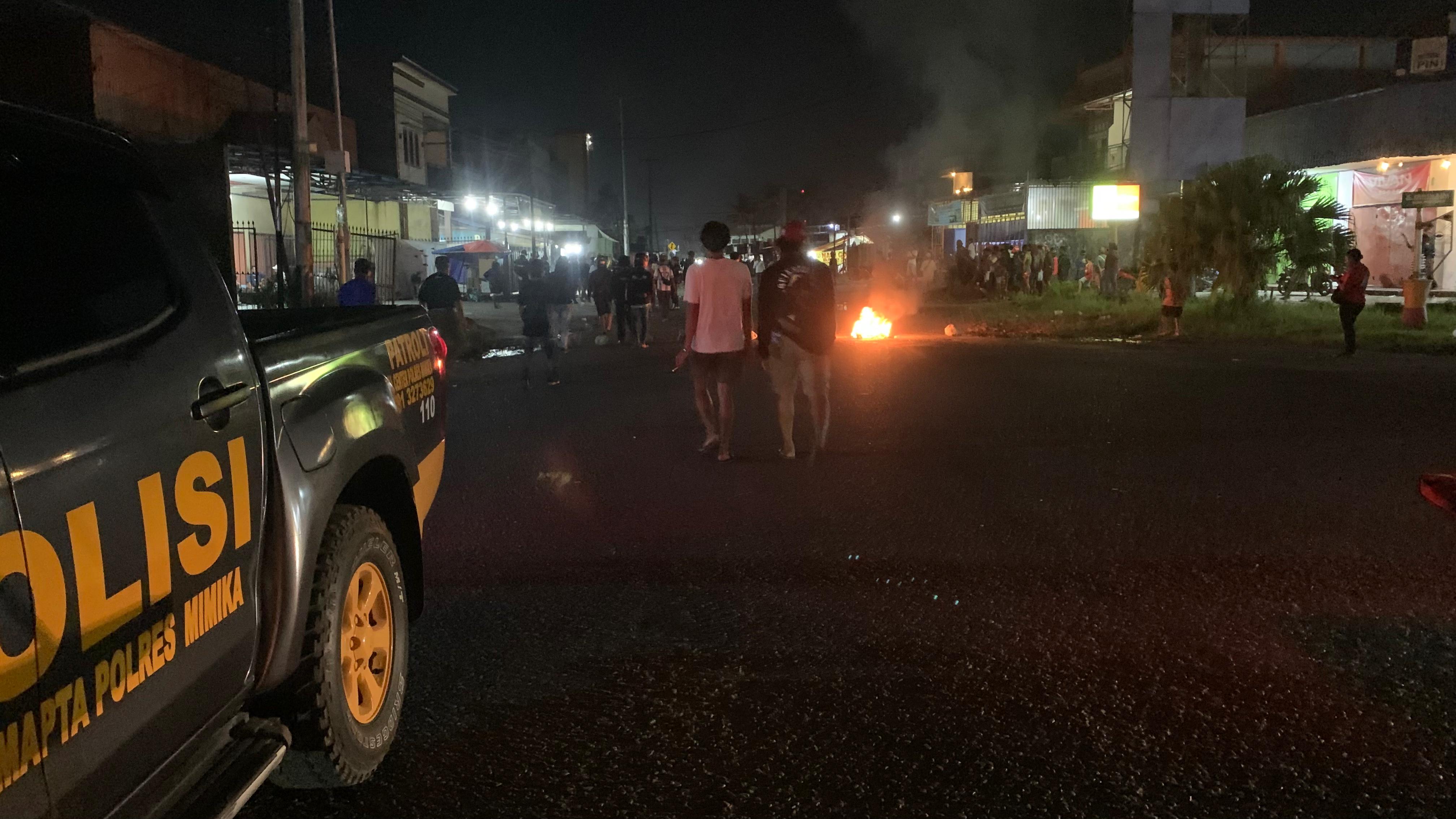 Tampak api yang sedang melahap sebuah ban di pertigaan Pin Seluler, batas Jalan Ahmad Yani - Jalan Leo Mamiri Timika, Distrik Mimika Baru, Mimika, Papua Tengah, Sabtu (28/2/2026). 