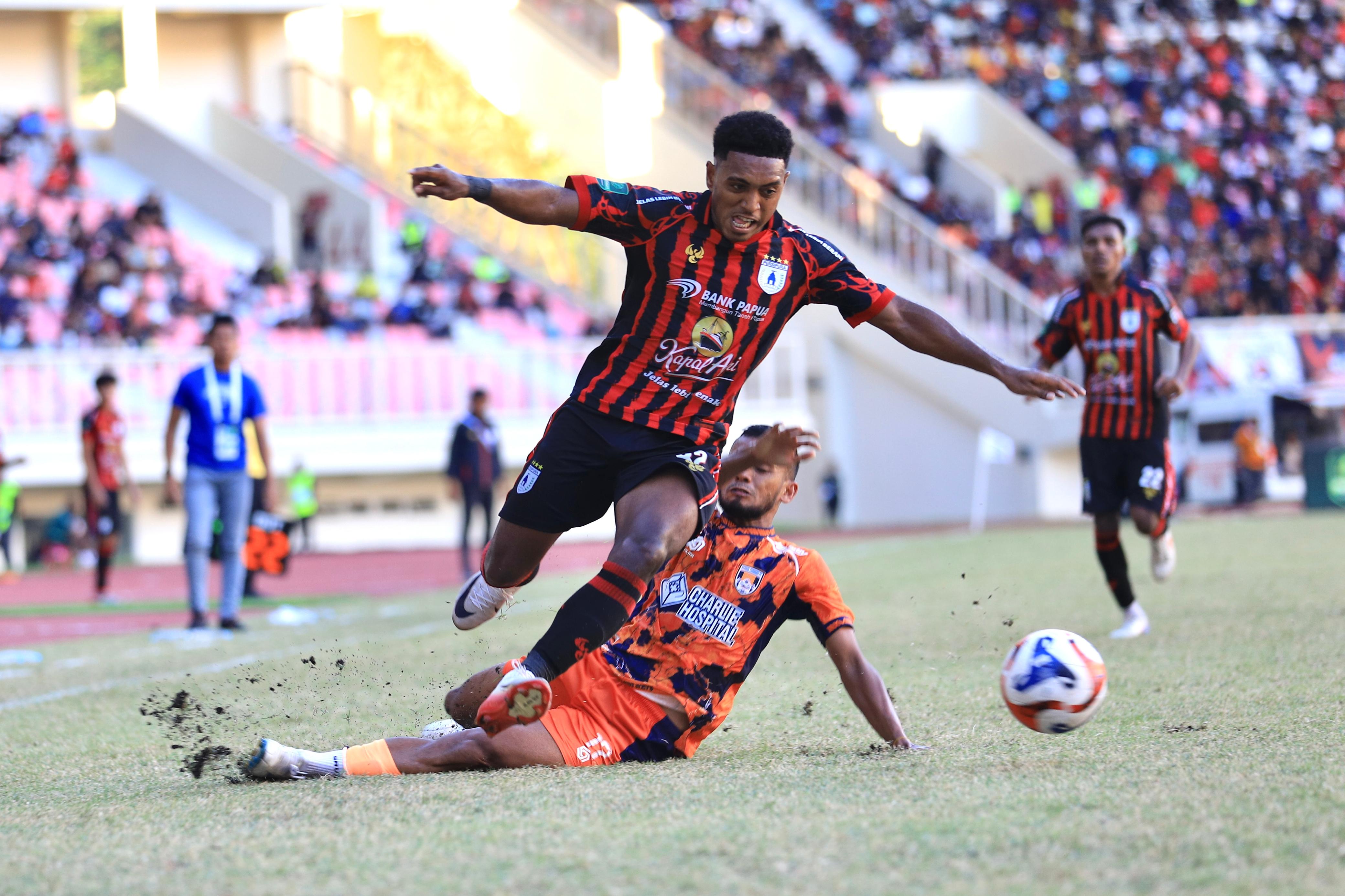 Kelly Sroyer saat berusaha melawati pemain belakang Tornado FC saat bermain di Stadion Lukas Enembe. (CEPOSONLINE.COM/ERIK).  