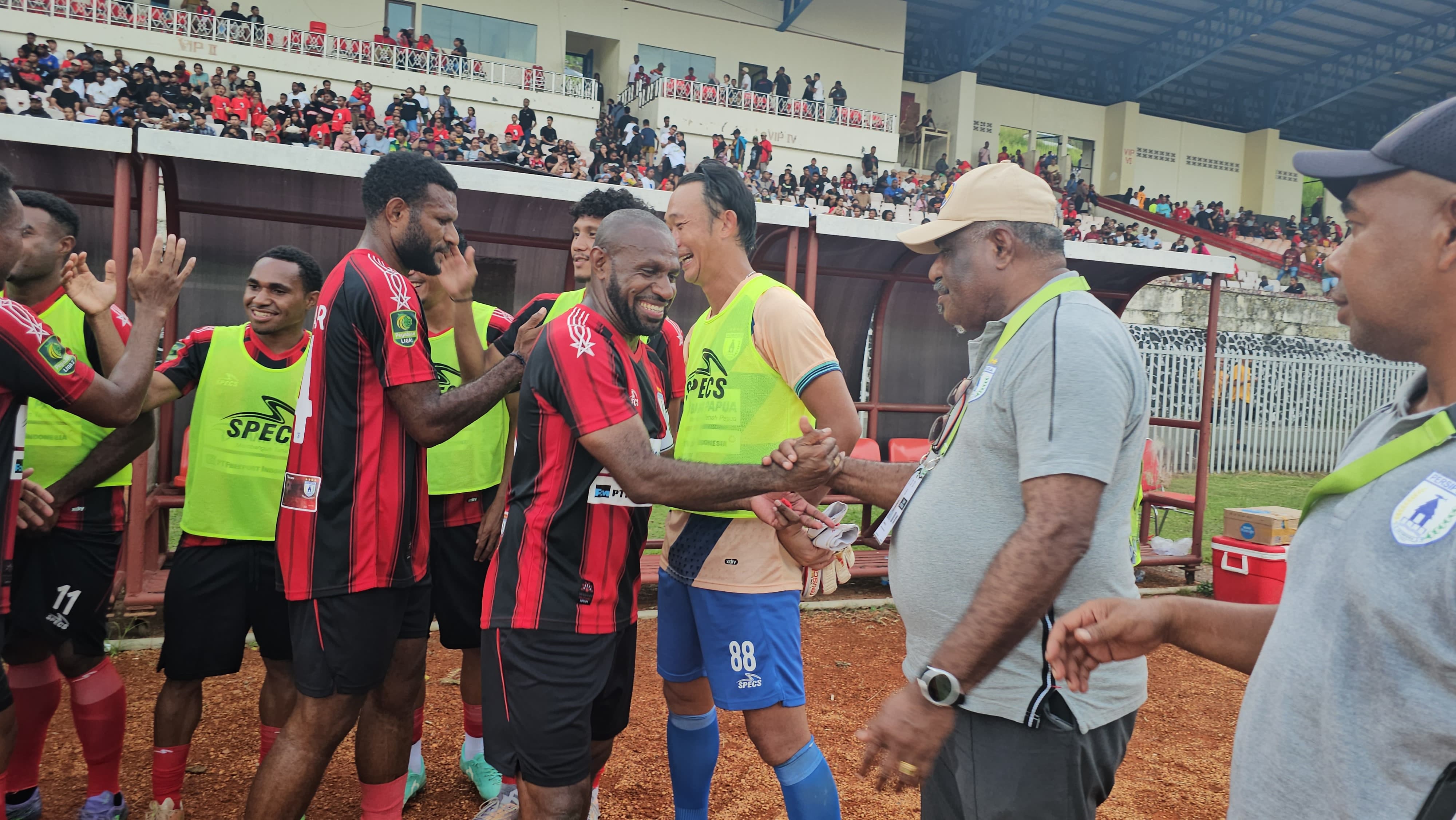 Ketua Harian Persipura, Abisai Rollo saat bersalaman dengan Boaz Solossa saat dirinya masih menjabat sebagai Manager Persipura. (CEPOSONLINE.COM/HANS PALEN).  