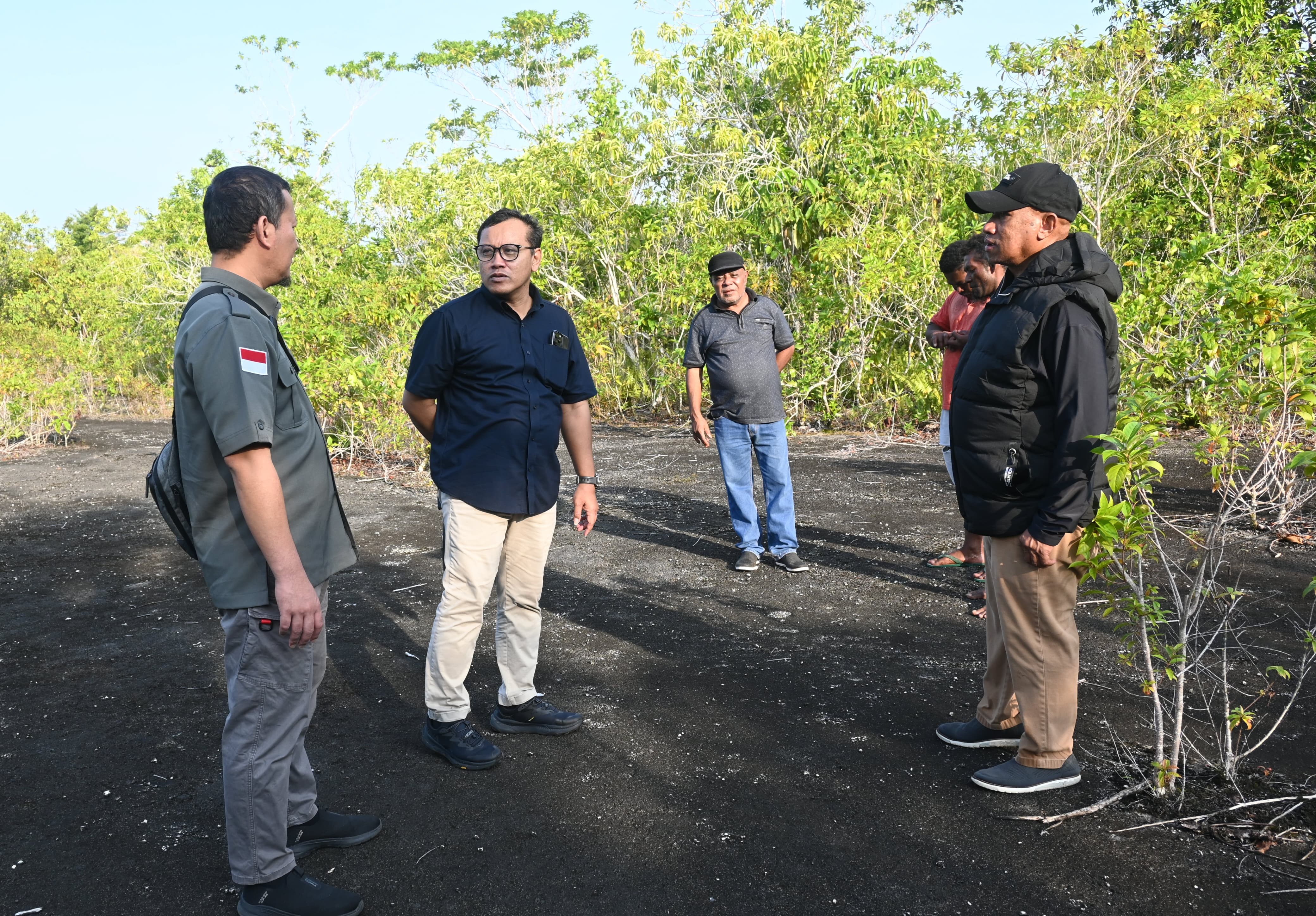 Bupati Biak Numfor Markus O. Mansnembra, SH.,MM bersama Kepala Perwakilan Bank Indonesia (BI) Provinsi Papua, Faturachman, melihat dari dekat bekas tiga landasan pacu bersejarah sisa Perang Dunia II. 