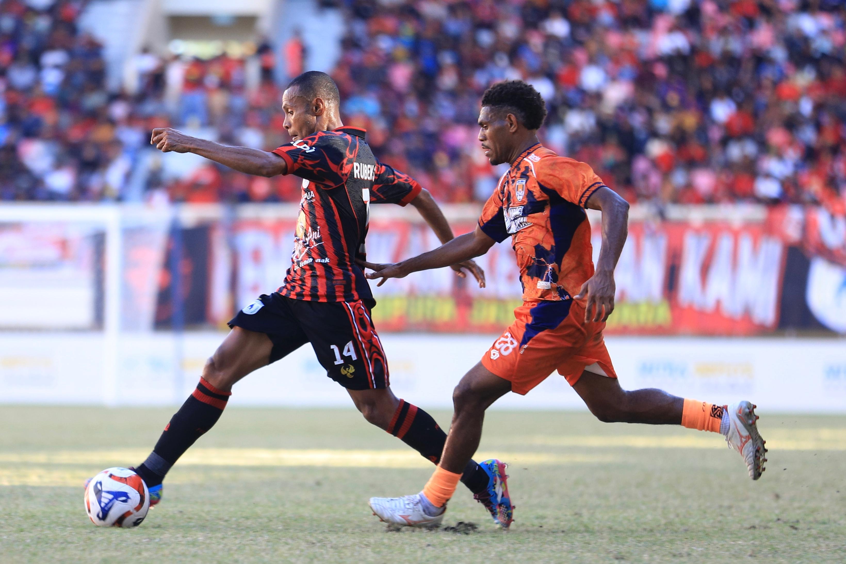 Ruben Sanadi saat dikawal ketat pemain Tornado FC. (CEPOSONLINE.COM/ERIK).
