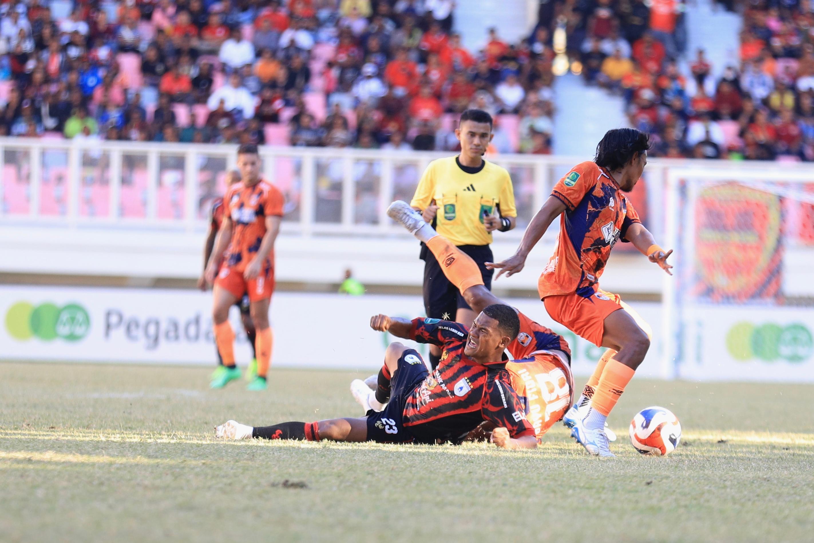 Persipura ketika menjamu Tornado FC di Stadion Lukas Enembe. (CEPOSONLINE.COM/ERIANTO) 