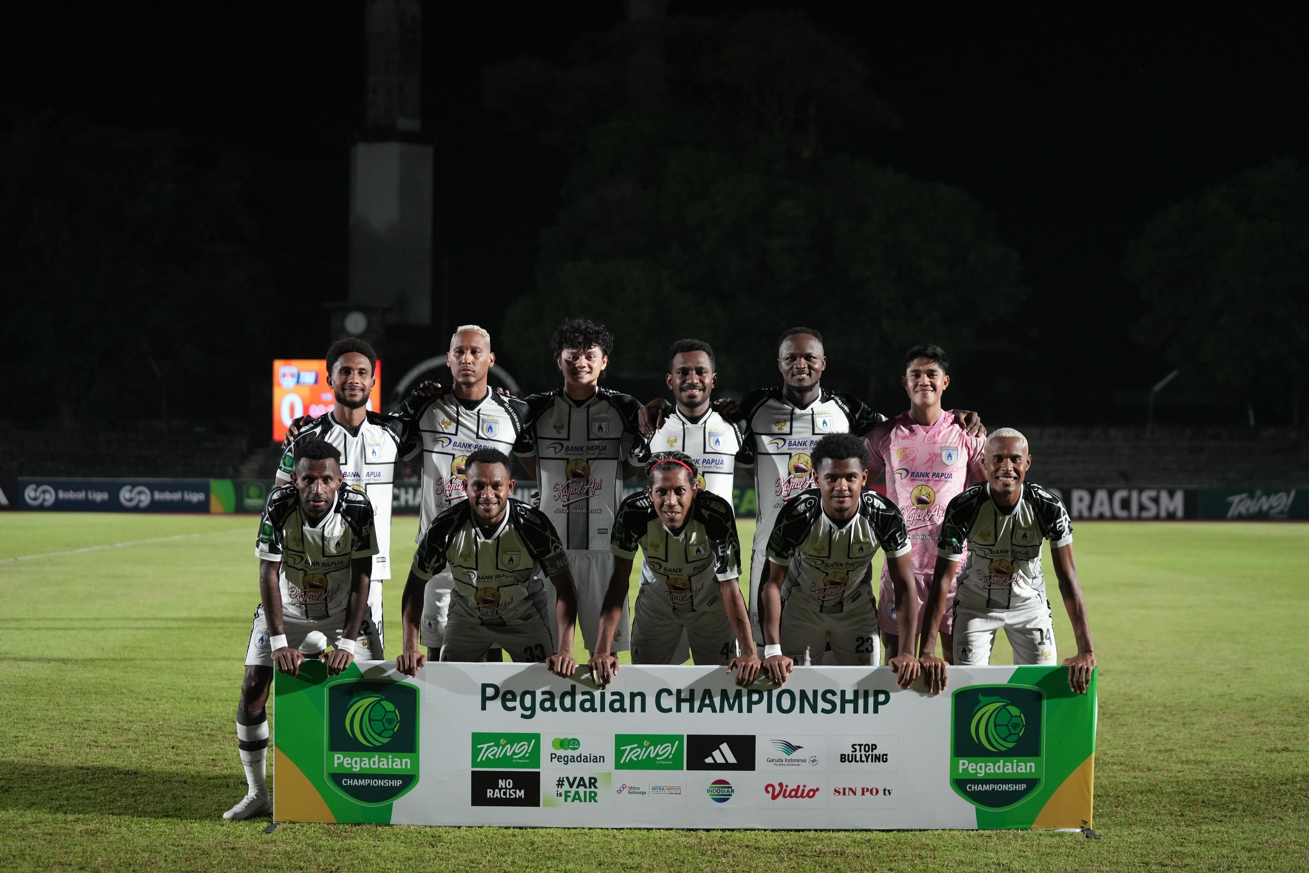 Skuat Mutiara Hitam saat foto bersama sebelum bertanding melwan Tornado FC Minggu (1/3/2026) malam. (CEPOSONLINE.COM/DOK PERSIPURA).