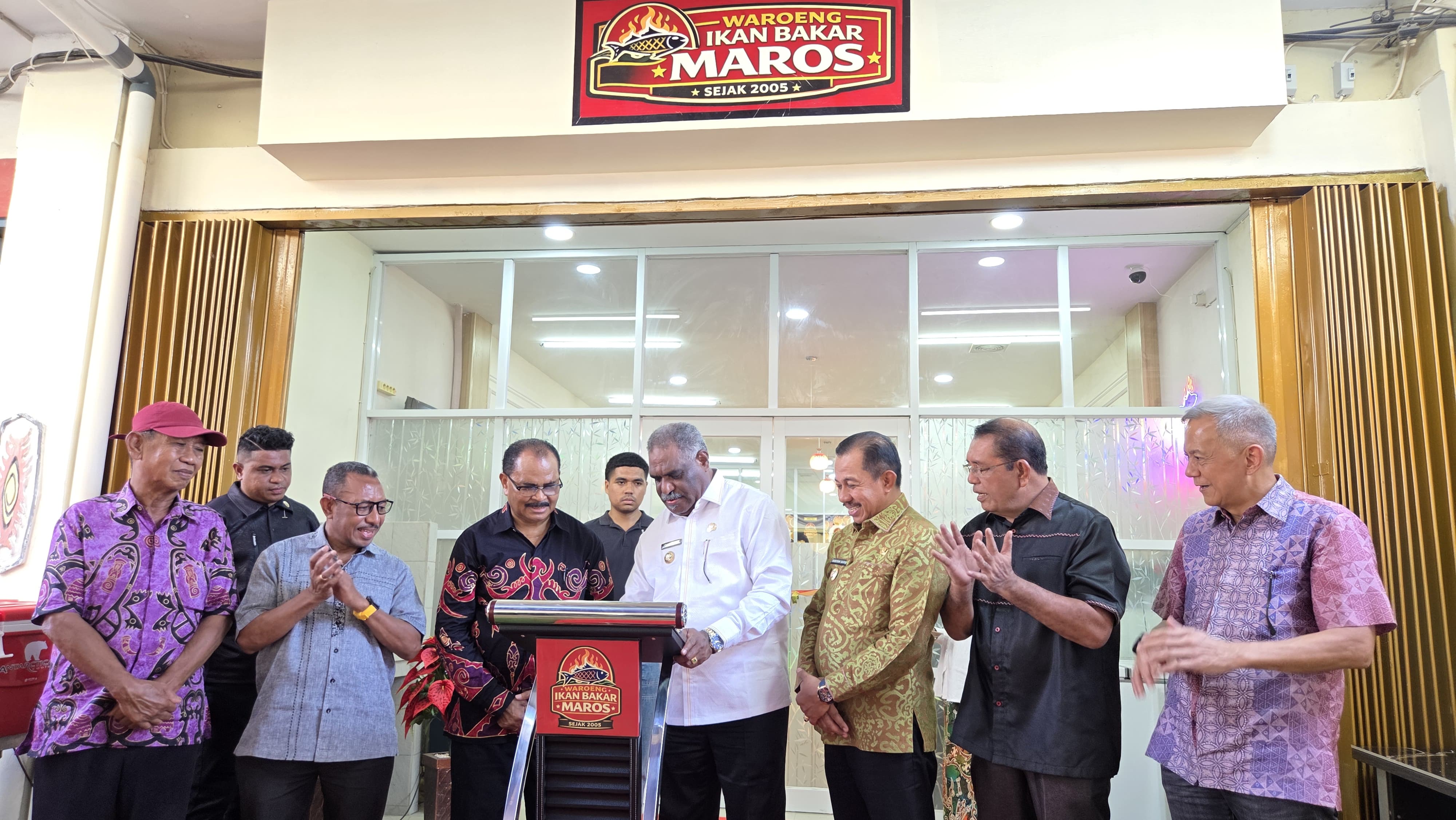 Wali Kota Jayapura, Abisai Rollo saat meresmikan Waroeng Ikan Bakar Maros, yang berlokasi di Jalan Pasar Kelapa Dua Entrop, belakang Jaya Mart, Sabtu (28/2).(Ceposonline.com/Elfira).