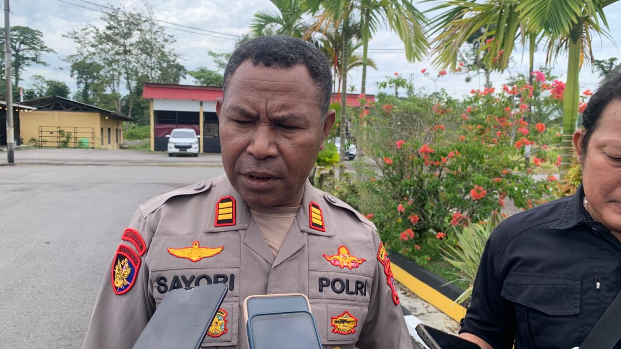 Kasat Polairud Polres Mimika AKP Menase Mawosi Sayori saat ditemui wartawan di Mapolres Mimika, Jalan Agimuga, Mile 32, Mimika, Papua Tengah, Senin (2/3/2026), (Foto: CEPOSONLINE.COM/MOH. WAHYU) 