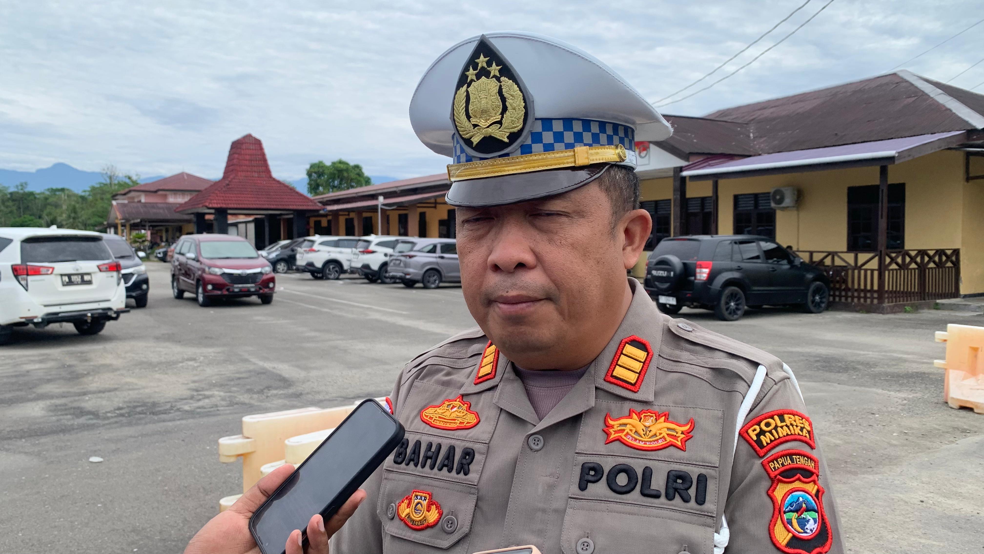 Kasat Lantas Polres Mimika AKP Burhanudin Buton saat ditemui, Senin (2/3/2026), (Foto: CEPOSONLINE.COM/MOH. WAHYU WELERUBUN).