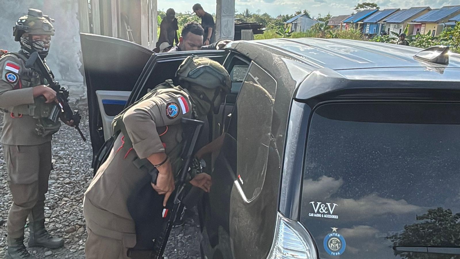 Satgas ODC saat melakukan penangkapan terhadap seorang pria yang diduga bagian dari KKB, di Kuala Kencana, Minggu (1/3/2026).  (Ceposonline.com/Dokumen Satgas ODC 2026)