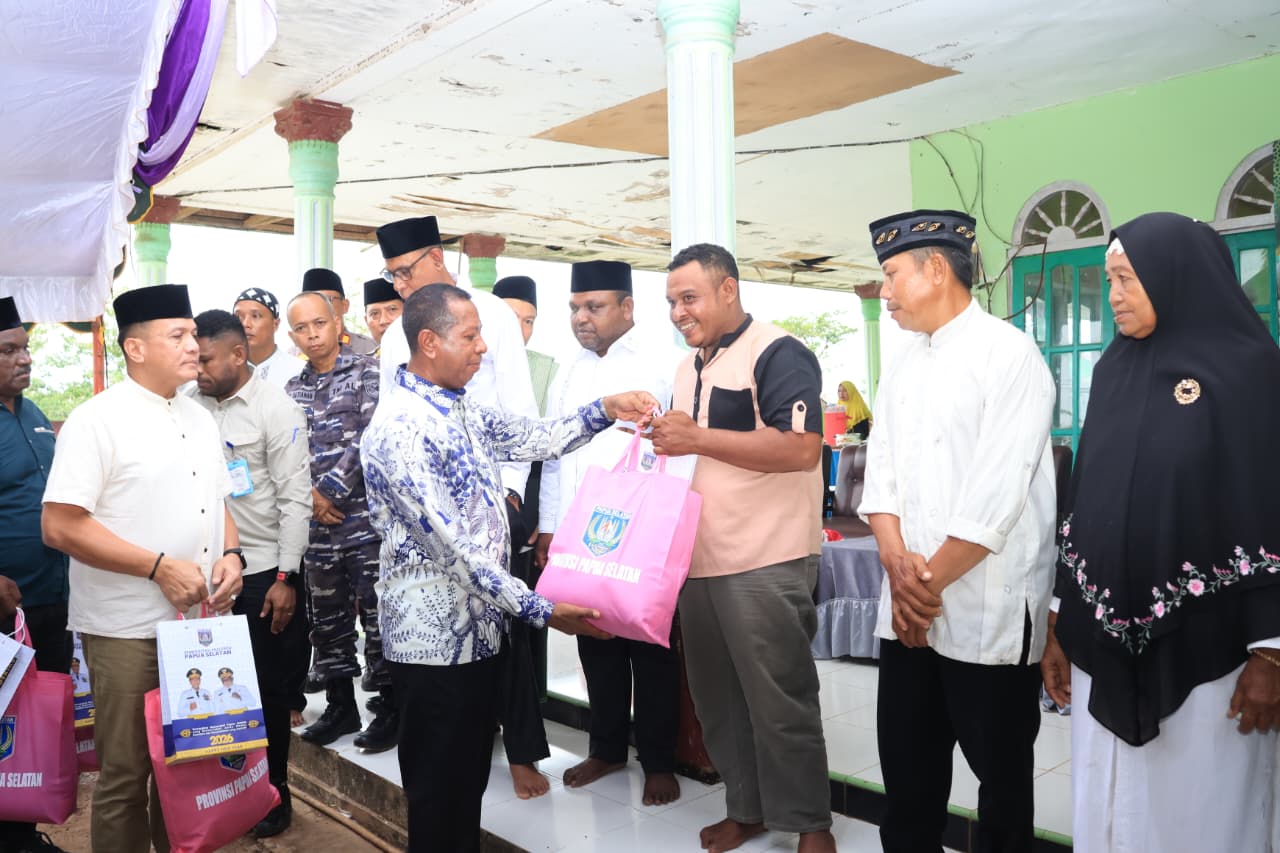 Gubernur Papua Selatan Apolo Safanpo saat menyerahkan secara simbolis paket sembako kepada warga Kampung Waninggap Kai, Distrik Semangga Merauke, Minggu (1/3/2026). (Ceposonline.com/Sulo)