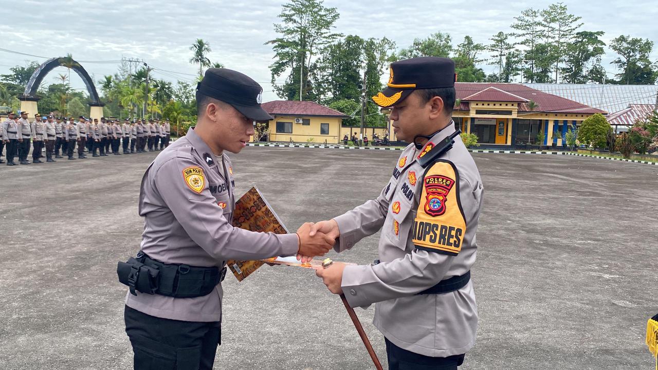 Momen pemberian penghargaan kepada anggota Polres Mimika yang berprestasi di ajang bela diri, di Mapolres Mimika, Senin (2/3/2026), (Ceposonljne.com/ Istimewa).