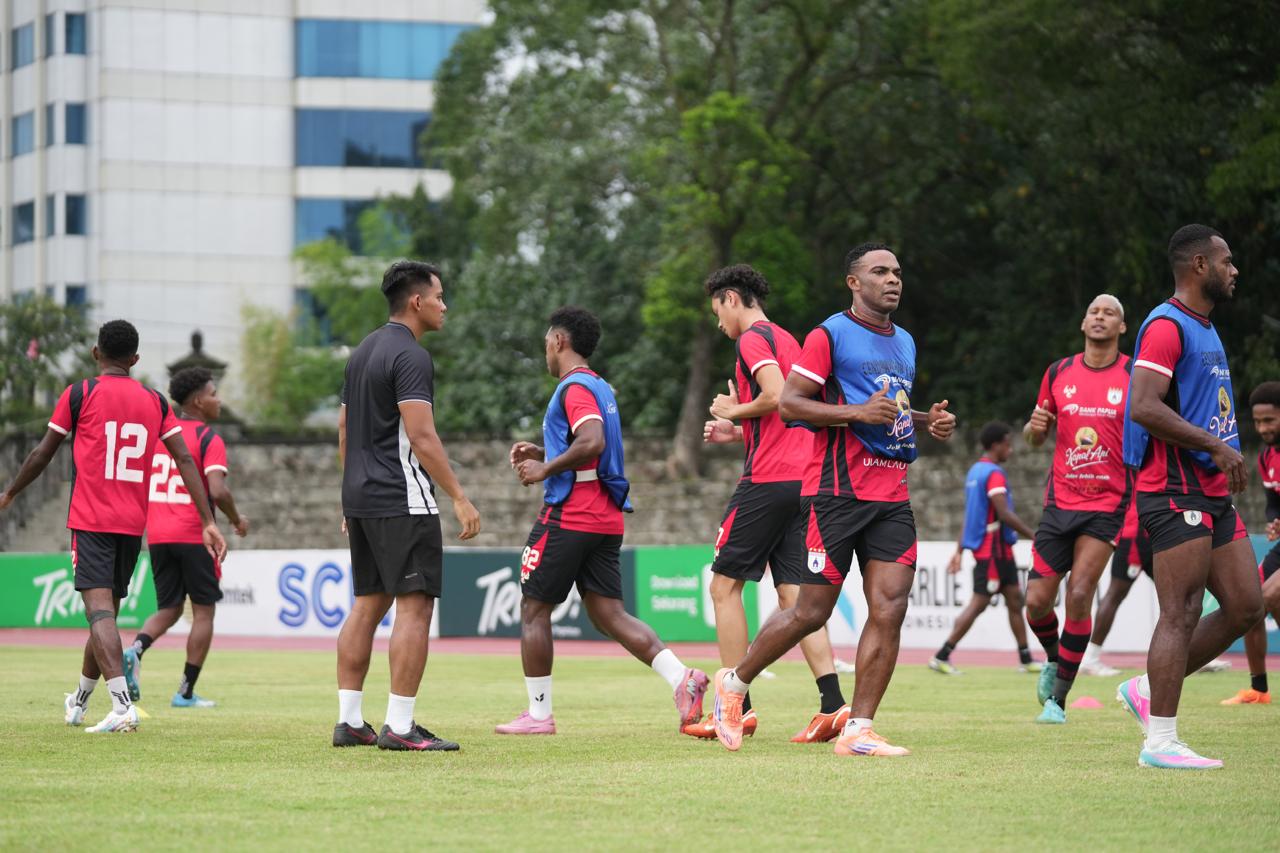 Skuad Persipura ketiia menjalani latihan sebelum laga melawan Tornado di Solo belum lama ini. (CEPOSONLINE.COM/DOK PERSIPURA).