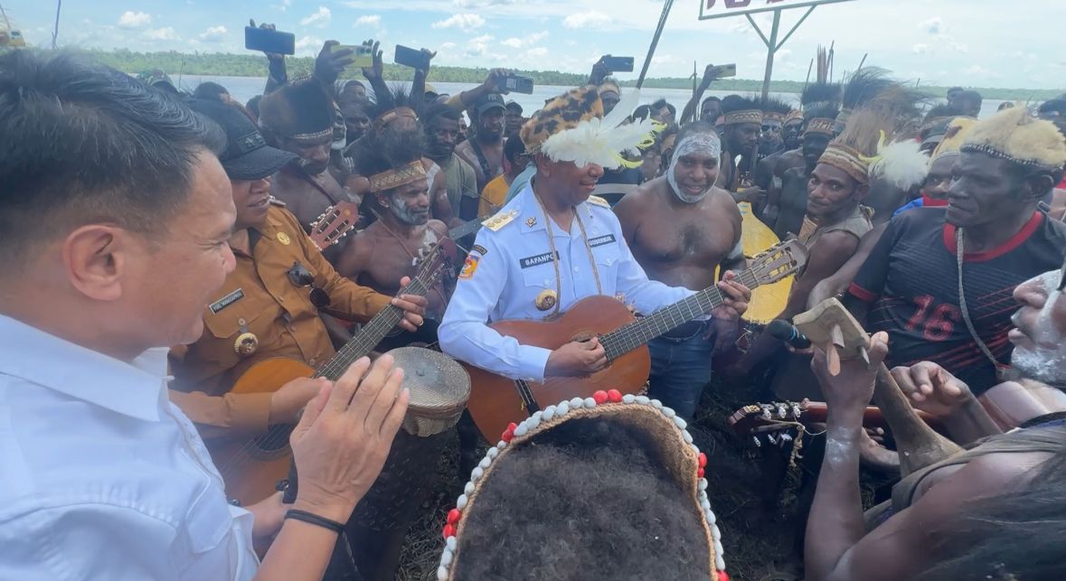 Gubernur Papua Selatan Apolo Safanpo saat disambut masyarakat Yaisiu, Distrik Atsj, Kabupaten Asmat, Selasa (3/3/2026).