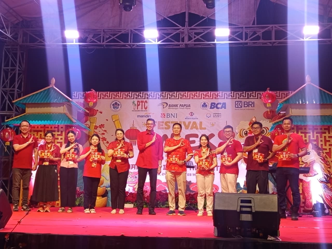 Regional CEO BRI Region 18 Jayapura, Fahmi Rahendas, didampingi RFTH, Djaka Dani Amboro, foto bersama dengan PSMTI Kota Jayapura dalam Festival Imlek 2577 Kongzili Tahun 2026 yang dipusatkan di (PTC).