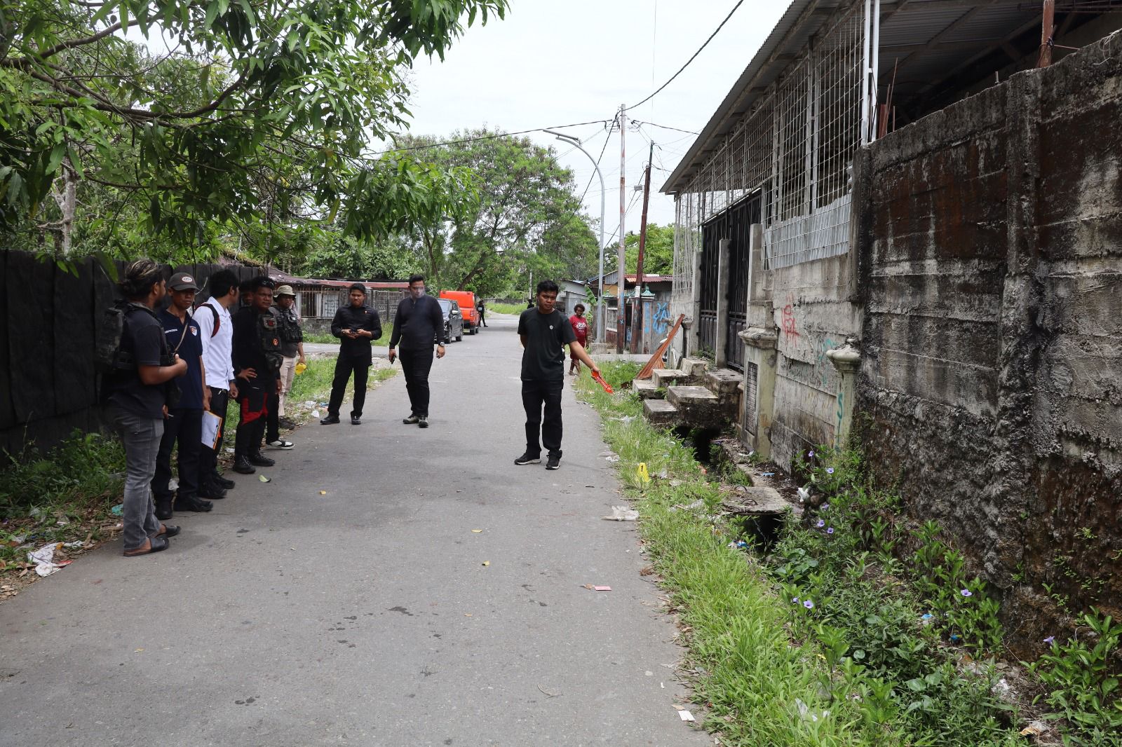 Proses olah TKP keributan di Jalan Kesehatan Dalam, Kelurahan Timika Indah, Distrik Mimika Baru, Mimika, Papua Tengah, Senin 2 Maret 2026. (Foto: Humas Polres Mimika).   