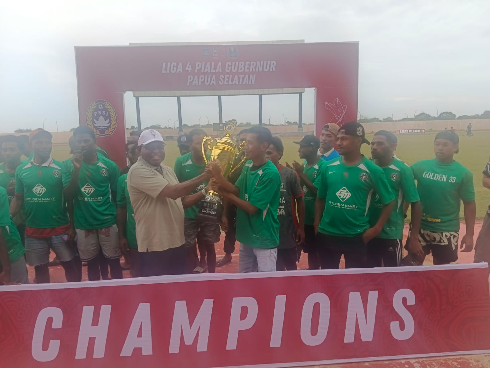 Sekretaris Daerah Papua Selatan Ferdinandus Kainakaimu mewakili gubernur Papua Selatan saat menyerahkan piala gubernur kepada Golden FC di Stadion Katalpal Merauke, Selasa (3/3/2026)   