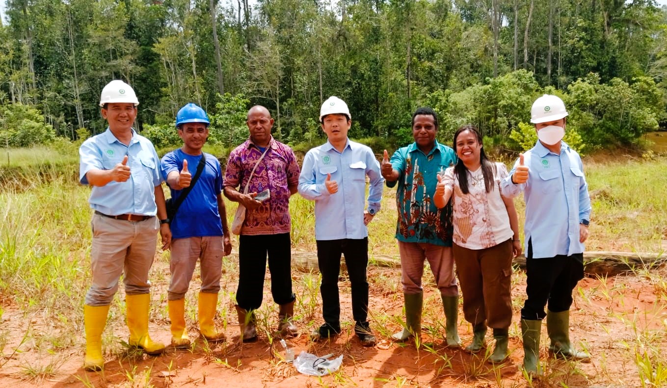 Tim lingkungan yang melakukan Pemantauan kualitas mutu air terdiri dari pihak ISPO, Tim Laboratorium Pabrik Kelapa Sawit PT. BCA, Humas dan perwakilan Masyarakat. (Foto: humas TSE/Ceposonline.com) 