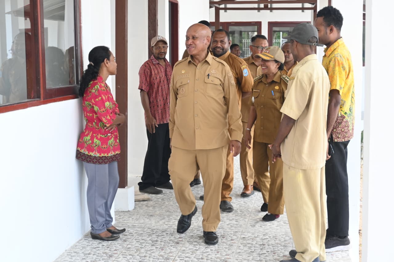 Bupati Biak Numfor Markus O. Mansnembra, SH.,MM didampingi Kepala Dinas Pendidikan dan Kebudayaan , Kamaruddin, S.Pd saat meninjau unit sekolah baru SMA Negeri 1 Yawosi, kemarin. ( Fiktor Palembangan)