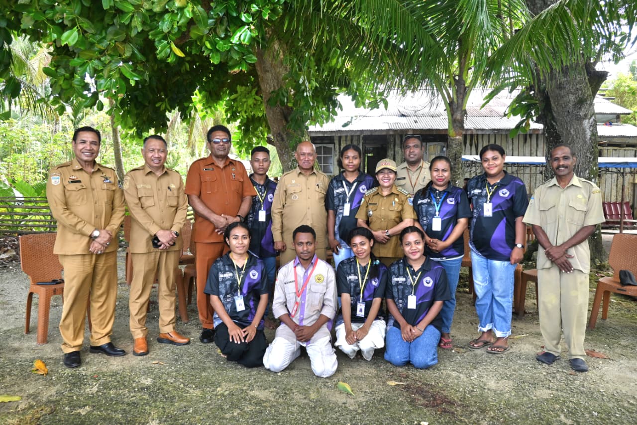 Bupati Biak Numfor Markus O. Mansnembra, SH.,MM mengunjungi mahasiswa FBL Fakultas Kesehatan Masyarakat Universitas Cenderawasih di Kampung Indawi dan Fanindi, Distrik Yawosi, Rabu (4/3) kemarin.