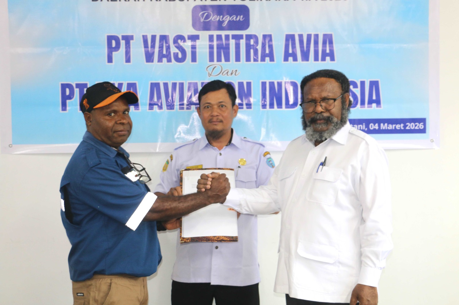 Penandatanganan Naskah Perjanjian Hibah Daerah (NPHD) antara Pemkab Tolikara dengan dua maskapai yakni PT Vast Intra Avia dan PT Eya Aviation Indonesia, di Sentani, Rabu (4/3/2026).