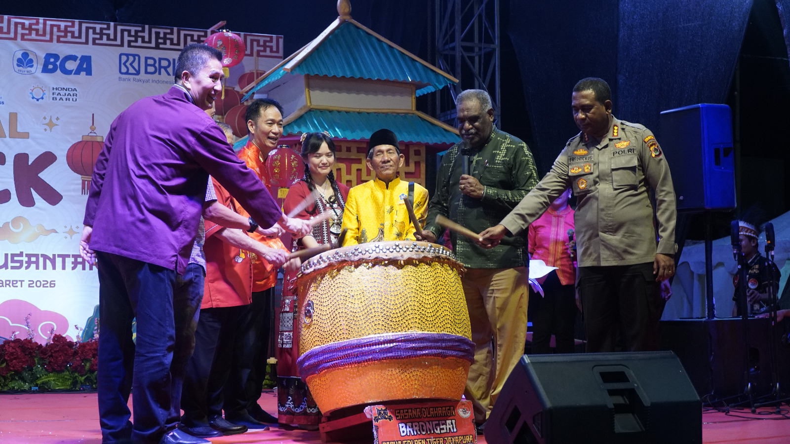 Wali Kota Jayapura, Abisai Rollo saat menutup Festival Imlek 2577 di PTC Entrop, Selasa (3/3/2026) mala. (CEPOSONLINE.COM/HUMAS PEMKOT).