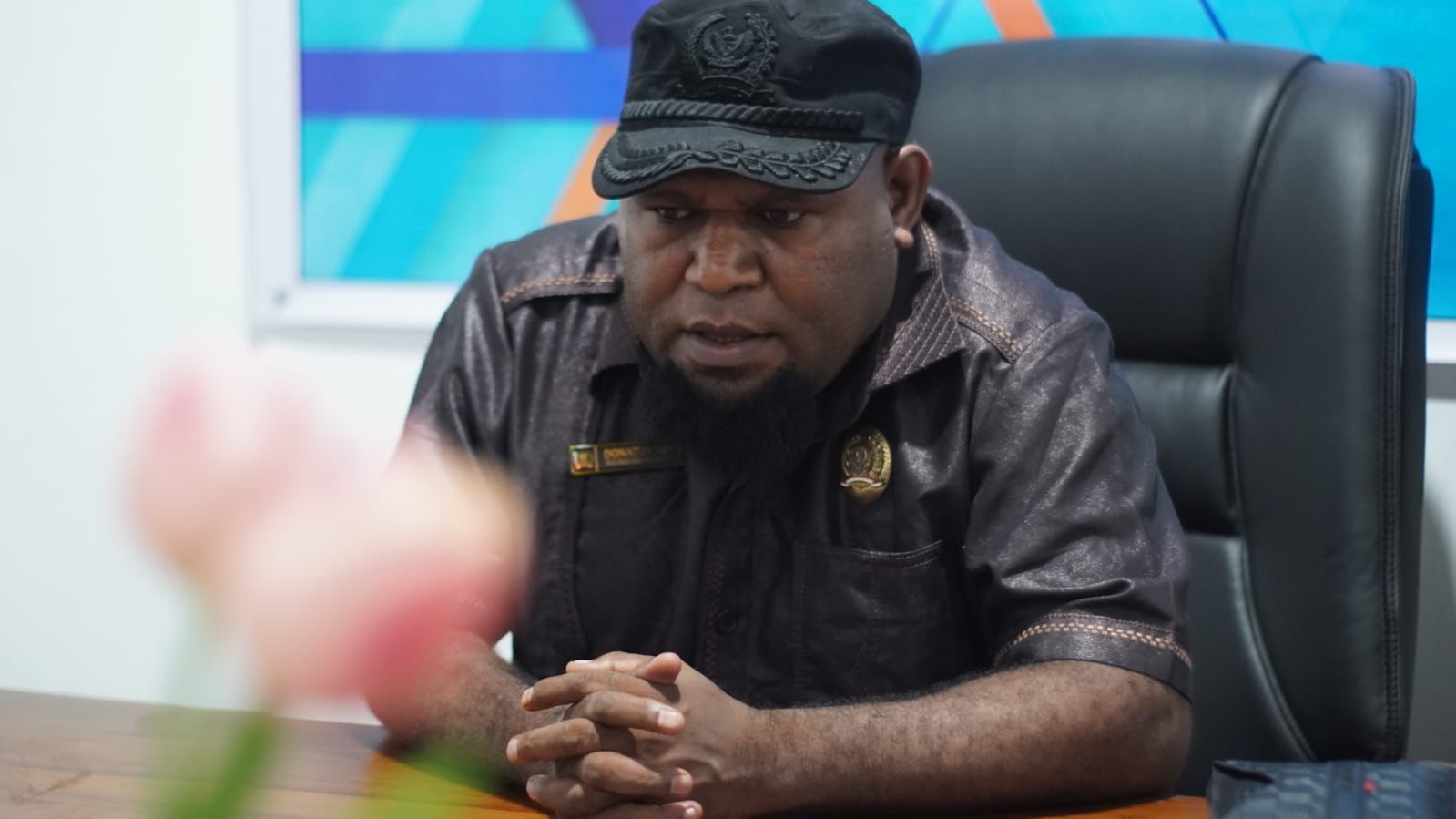 Anggota DPR Papua Tengah Dapil Deiyai, Donatus Mote saat memberikan keterangan kepada pers. (CEPOSONLINE.COM/THERESIA F. TEKEGE)