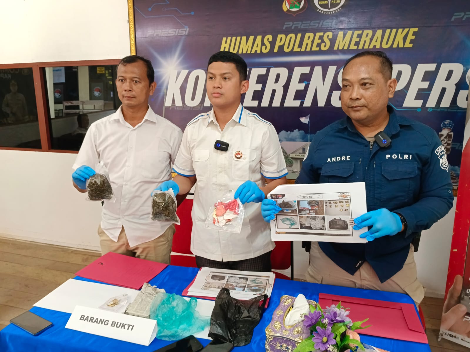 Kasat Res Narkoba Polres Merauke Ipda M. Zen F. Ikhsan, S.Tr.K didampingi Kasi Humas Ipda Andre M.S.B., S.Kom. saat menunjukan barang bukti Narkotika jenis ganja yang berhasil disita dari pelaku.