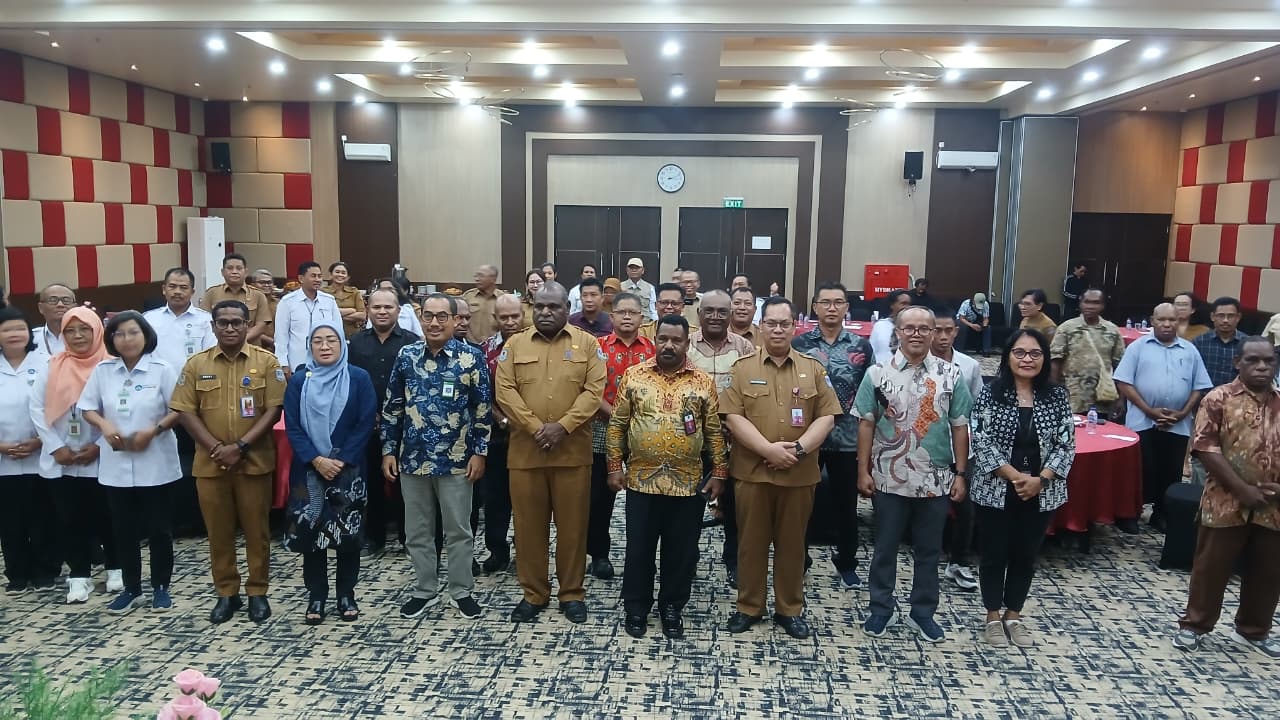 Asisten I Setda Papua Selatan Drs Agustinus Joko Guritno bersama stakeholder pendidikan saat membahas masalah penyelesaian pendidikan di Papua Selatan.