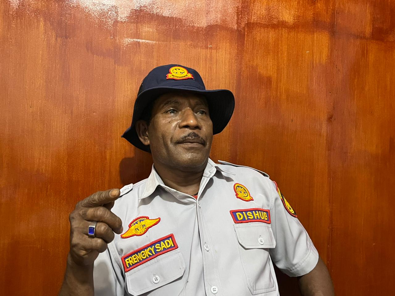 Kepala Seksi Fasilitas Bandar Udara Dishub Papua Tengah, Frengky Sadi saat memberikan keterangan kepada media ini diruang kerjanya. (CEPOSONLINE.COM/THERESIA F. TEKEGE).