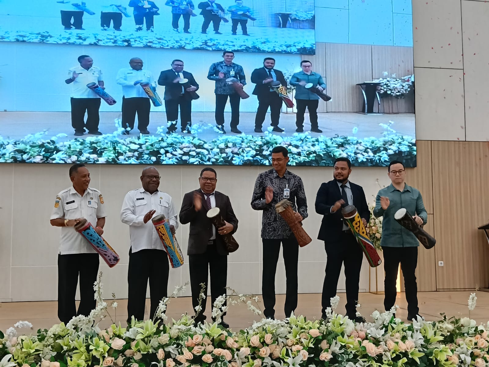 Pemukulan tifa oleh Ketua Sinode GKI di Tanah Papua, Pdt. Andrikus Mofu, menandai peluncuran GO Amazing Grace Hotel dan Graha SARA di Argapura, Jayapura, Rabu (4/3/2026). (CEPOSONLINE.COM/PRIYADI)