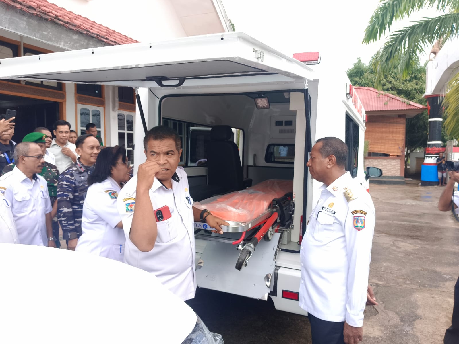 Gubernur Papua Selatan Apolo Safanpo mengecek kondisi 4 unit ambulans yang dihibahkan ke RSAL, RSAD, Puskesmas  Kurik dan Rumah Sakit Pratama Eci di Kabupaten Mappi.
