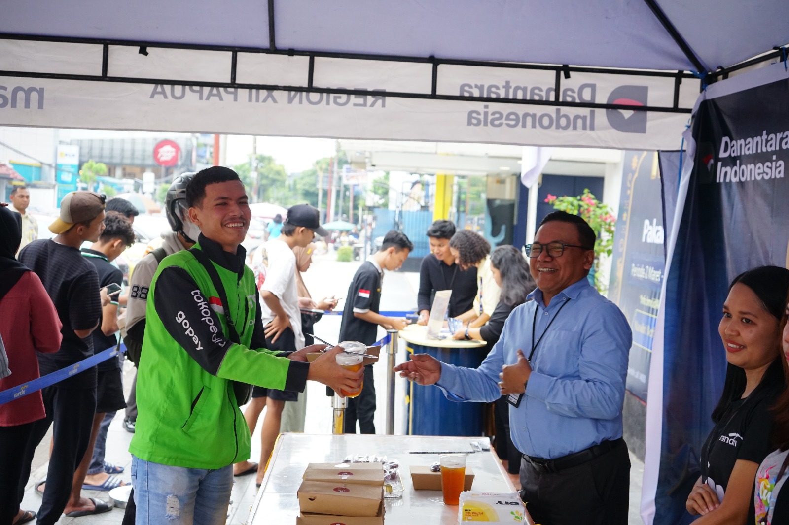 Regional CEO Bank Mandiri Region XII/Papua Antonius Budi Setiawan menyerahkan takjil dalam Program Berbagi Takjil, Senin (2/3/2026).