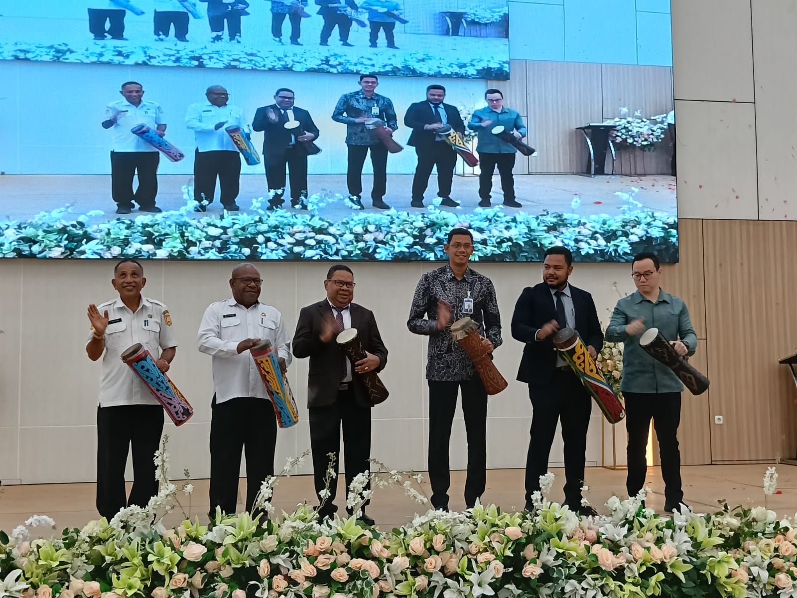 Regional CEO BRI Jayapura Fahmi Rahendas dan Pdt. Andrikus Mofu memukul tifa saat peresmian Amazing Grace Hotel dan Graha SARA di Argapura, Jayapura, Rabu (4/3/2026).