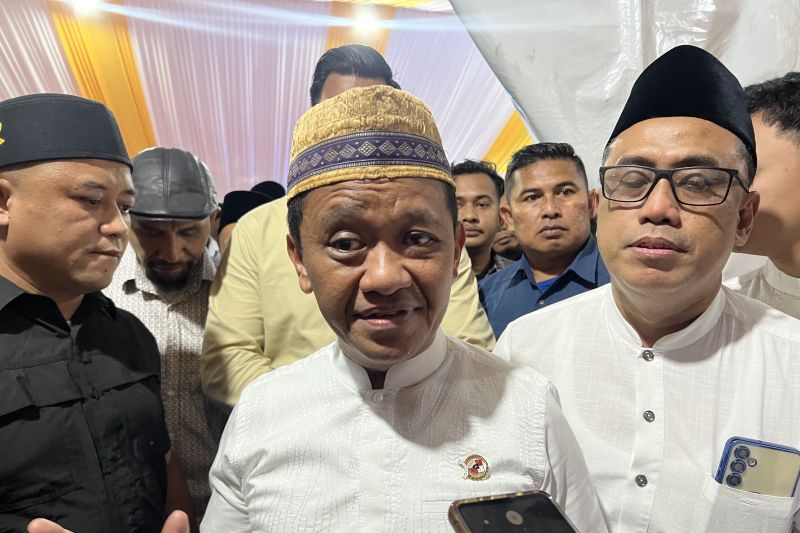 Menteri Energi dan Sumber Daya Mineral (ESDM) Bahlil Lahadalia memberi keterangan ketika ditemui selepas acara buka bersama di Kementerian ESDM, Jakarta, Rabu (4/3/2026). (Ceposonline.com/ANTARA/Putu 