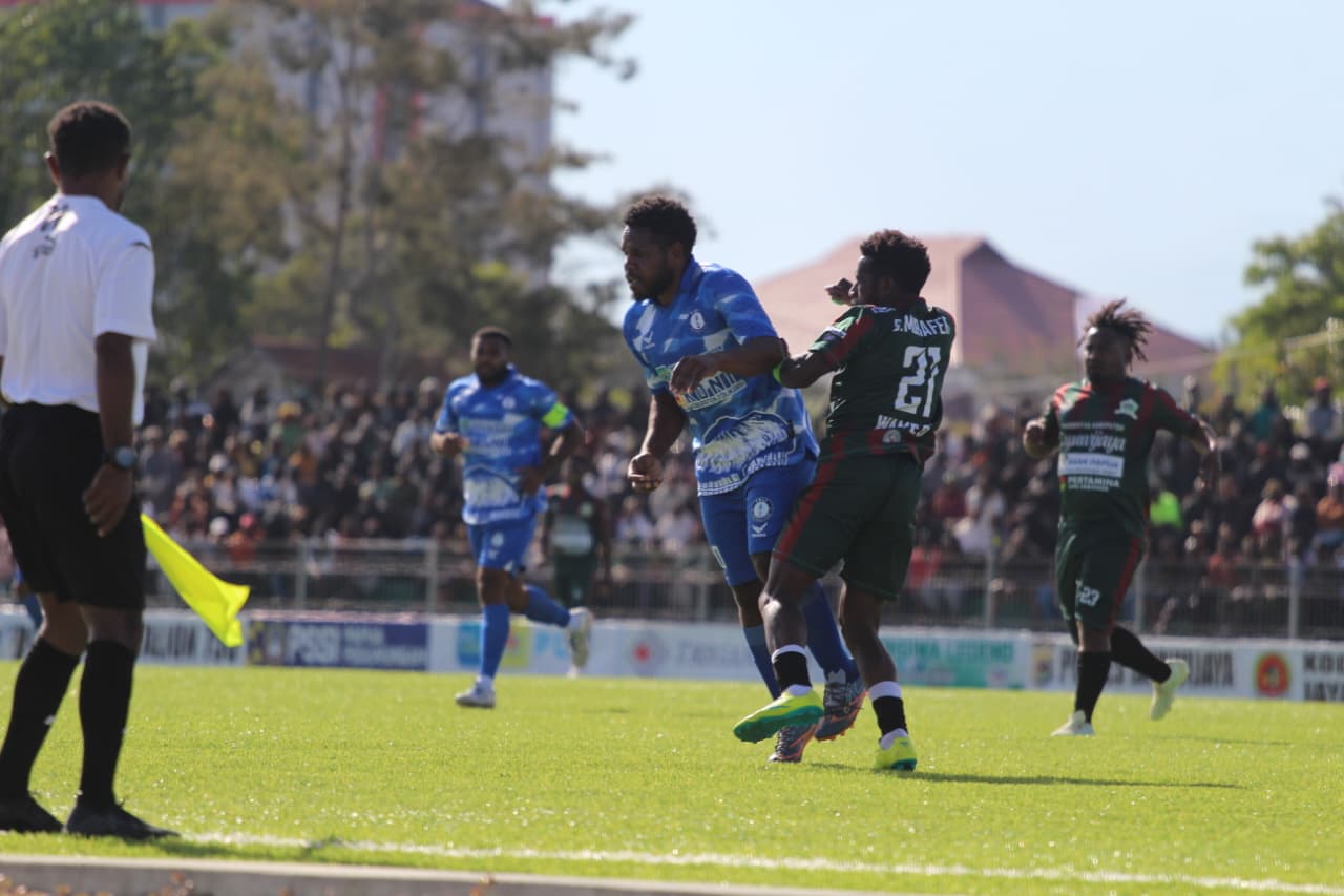 Pertandingan matchday kelima babak penyisihan Grup B Liga 4 Papua Pegunungan antara Toli FC versus Wamena United di stadion Pendidikan Itlay Ikinia Selasa (3/3/2026). (Deny Tonjau/ceposonline.com)