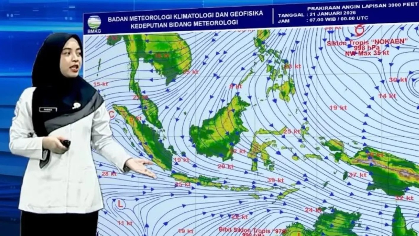 Tangkapan layar Prakirawan BMKG Ranika Asti menyampaikan informasi cuaca yang dipantau melalui kanal YouTube BMKG di Jakarta, Rabu (21/1). (Tri Meilani Ameliya/Antara) - Image