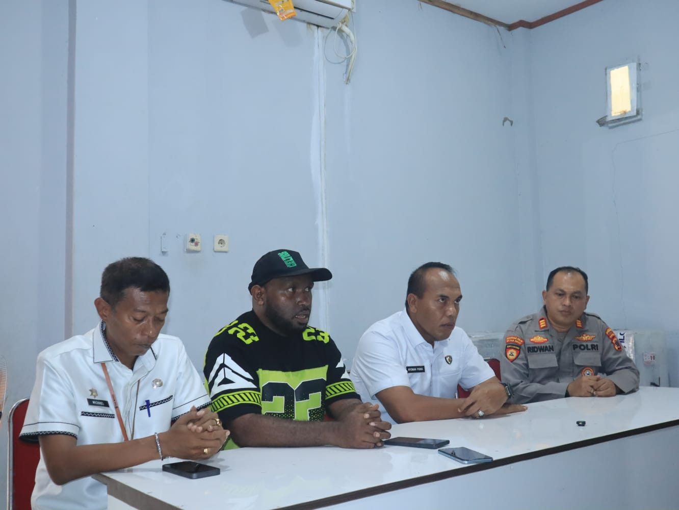 Jajaran Tim Aseamen dari Polda Papua dan Papua Tengah bersama Panpel Liga 4 Papua Tengah saat memberikan keterangan kepada pers. (CEPOSONLINE.COM/ISTIMEWA)