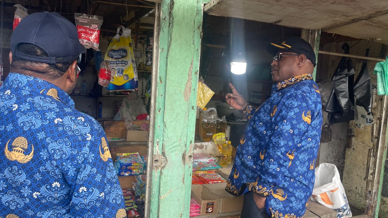 Bupati Jayawijaya Atenius Murib, didampingi Forkopimda dan Kepala OPD saat melakukan pengecekan stabilitas harga dan barang tak layak beredar di Pasar Jibama Wamena, Kamis (5/3/2026).