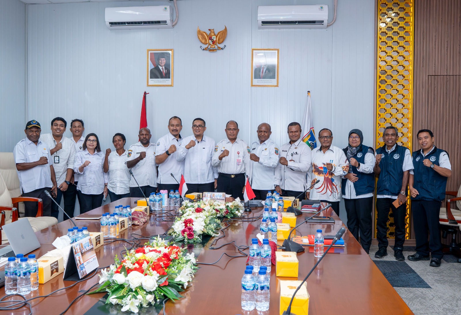 Pimpinan Pemerintah Provinsi Papua Tengah bersama DKP Provinsi Papua Tengah saat membahas persiapan Kampung Nelayan. (CEPOSONLINE.COM/HUMAS PEMPROV)