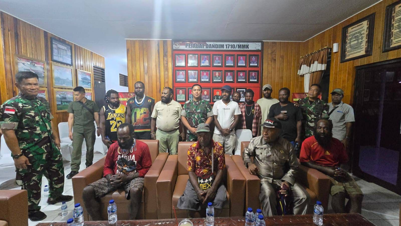 Keenam tahanan yang dibebaskan pada Selasa, 3 Maret 2026 malam. (CEPOSONLINE.COM/DOKUMEN).