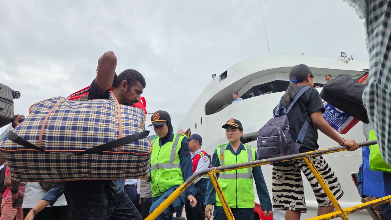 Masyarakat saat hendak naik ke atas kapal dalam program mudik gratis pada Desember 2025. Pada moment Lebaran tahun ini, Pemprov Papua kembali menerapkan program tiket kapal laut gratis. (Ceposonline)