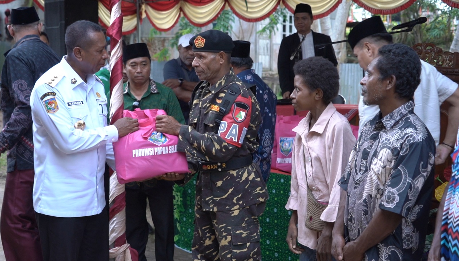 Gubernur Papua Selatan Apolo Safanpo menyerahkan bantuan paket sembako secara simbolis saat Safari Ramadan di Kabupaten Mappi, Kamis (5/3/2026)