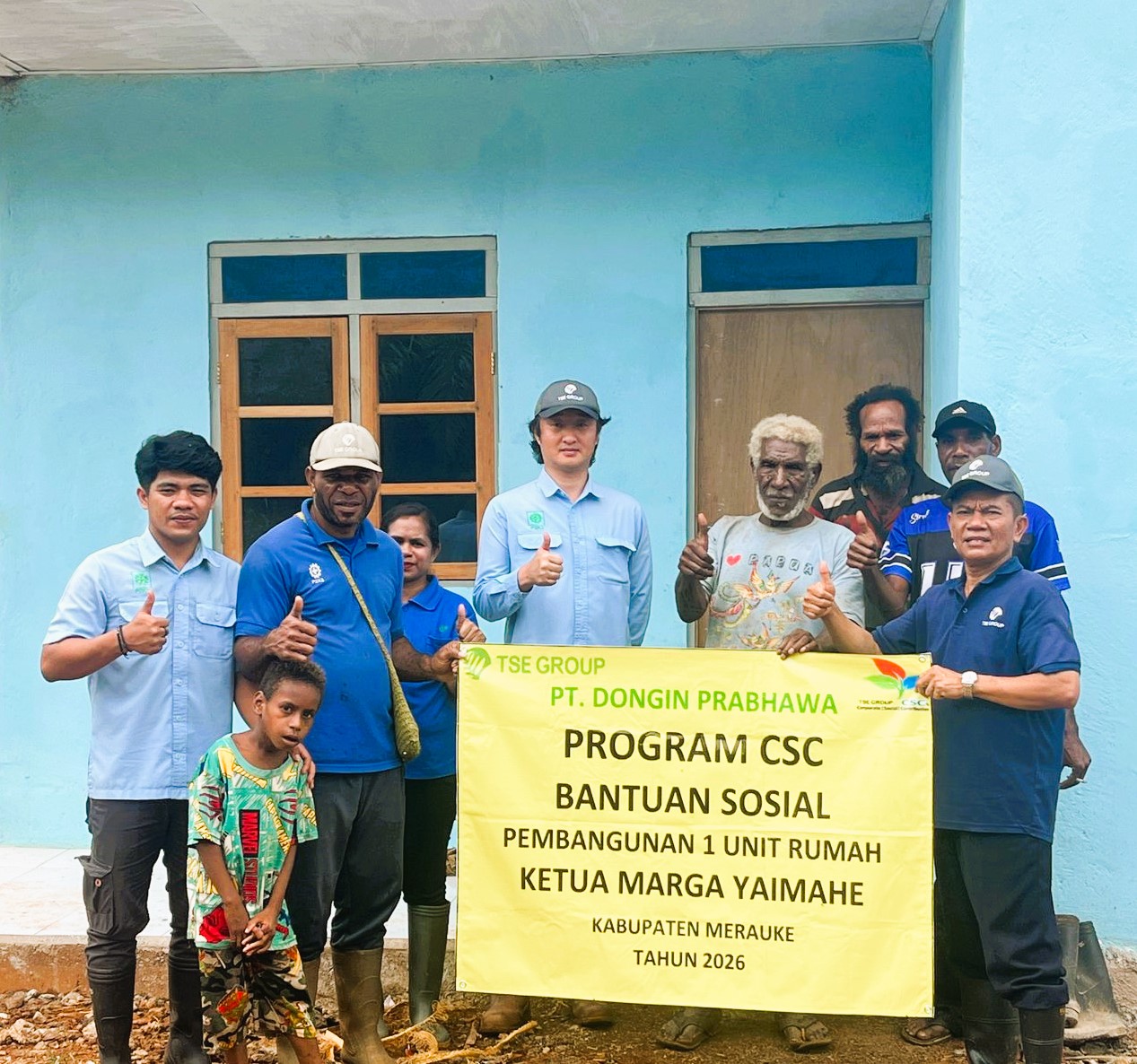 Direktur PT Dongin Prabhawa didampingi manajemen perusahaan menyerahkan bantuan rumah layak huni kepada Bapak Emanuel Yaimahe, Senin (02/03/2026)