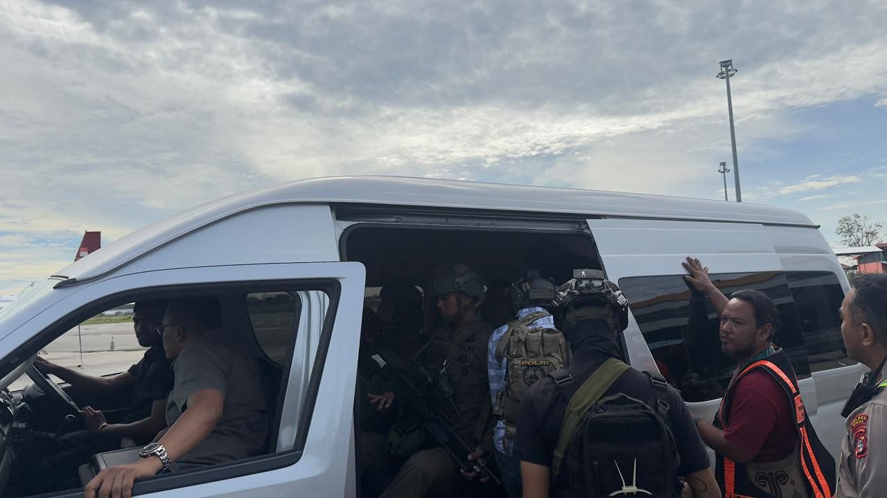 Pelaku saat hendak dibawa menggunakan sebuah minibus oleh aparat. (Foto: Satgas Humas ODC).  