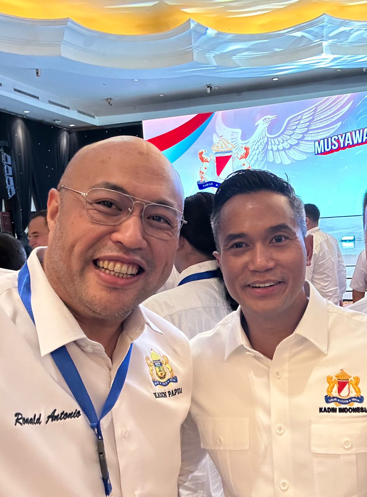 Ketua Umum Kadin Papua masa bakti 2021-2026, Ronald Antonio foto bersama Ketum Kadin Indonesia, Anindya Bakrie. (Ceposonline.com/Dokumen).  