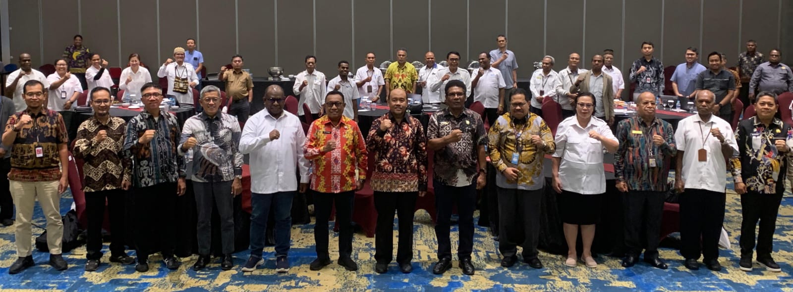 Plt. Sekretaris Daerah Kabupaten Biak Numfor  Zacharias L. Mailoa foto bersama dengan para narasumber dan peserta setelah membuka Rakor BPP, di Swissbell Hotel Biak, Kamis (05/03). (CEPOSONLINE/FIKTOR