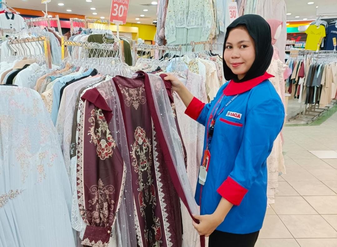 Karyawan di Dept Store Saga Mall Abepura memperlihatkan berbagai macam gamis salah satunya Gamis &ldquo;Bini Orang" yang mulai diburu pengunjung jelang lebaran, Selasa, (3/3/2026)(CEPOSONLINE.COM/PRIYADI)