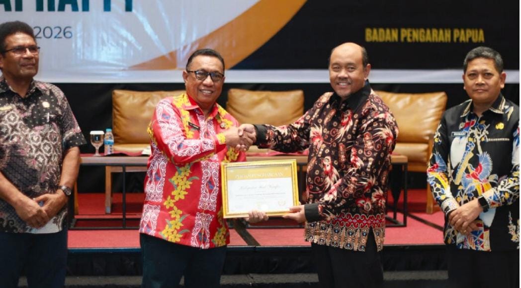Plt. Sekda Kabupaten Biak Numfor Zacharias L. Mailoa ketika mewakili Bupati menerima piagam penghargaan sebagai kabupaten terbaik di Papua dalam perencanaan dan pengelolaan keuangan di Papua. 