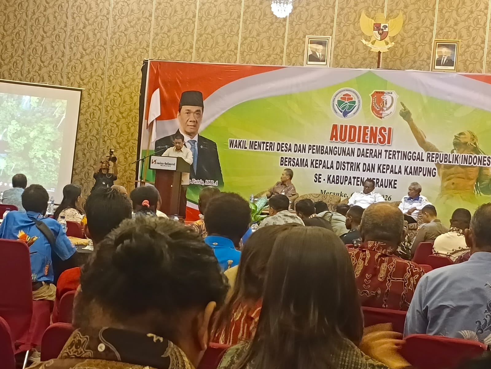Wakil Wakil Menteri Desa dan Daerah Tertinggal Republik Indonesia Ahmad Riza Patria saat melakukan pertemuan dan dialog dengan para kepala distrik dan kampung se-Kabupaten Merauke di Swiss Belhotel. 