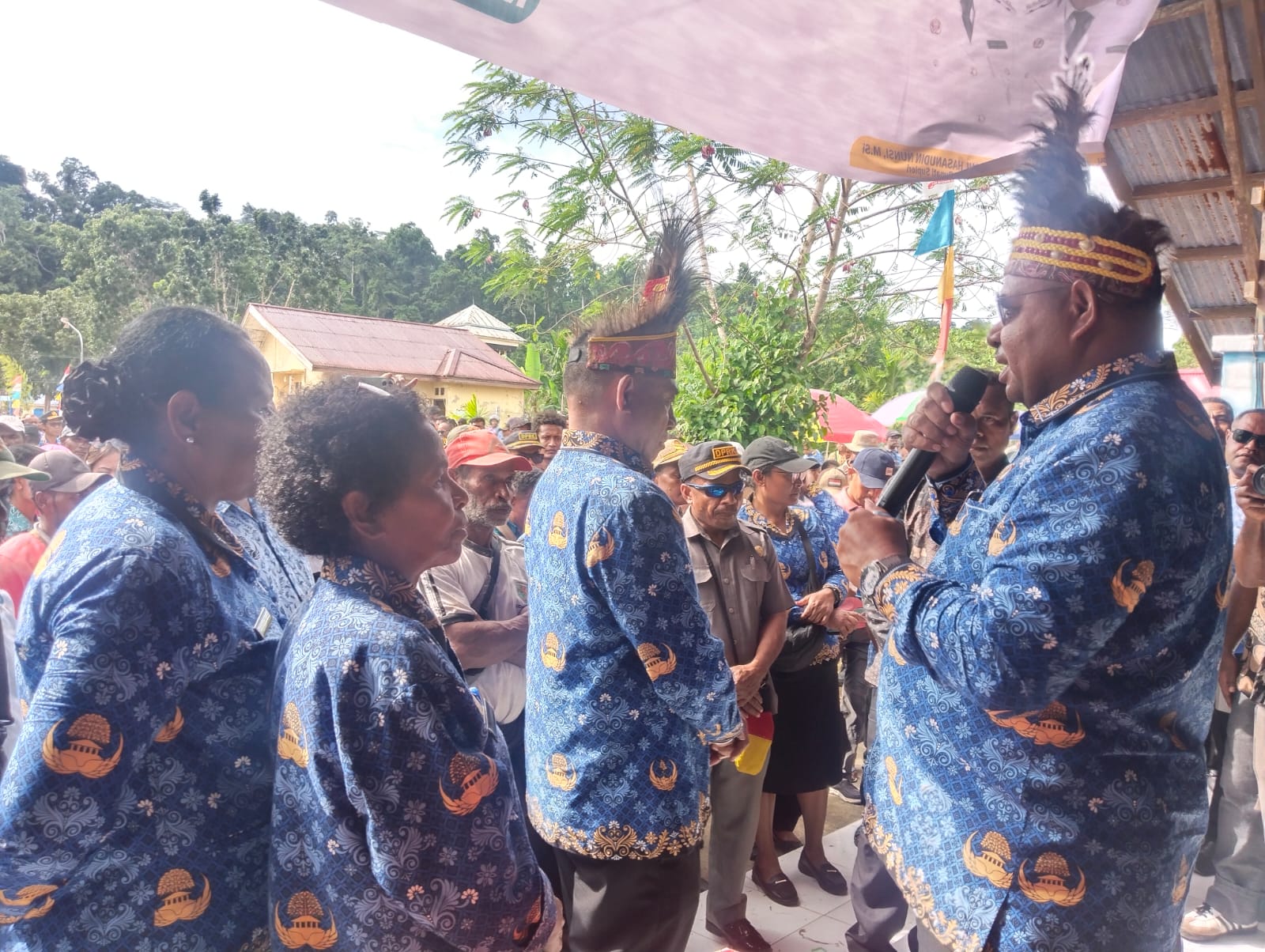Bupati Supiori Heronimus Mansoben, S.IP., MSi ketika melauching pasar Rakyat dan pasar tradisional serta terminal, di Kabupaten Supiori, pada Kamis (5/3/2026) kemarin. 