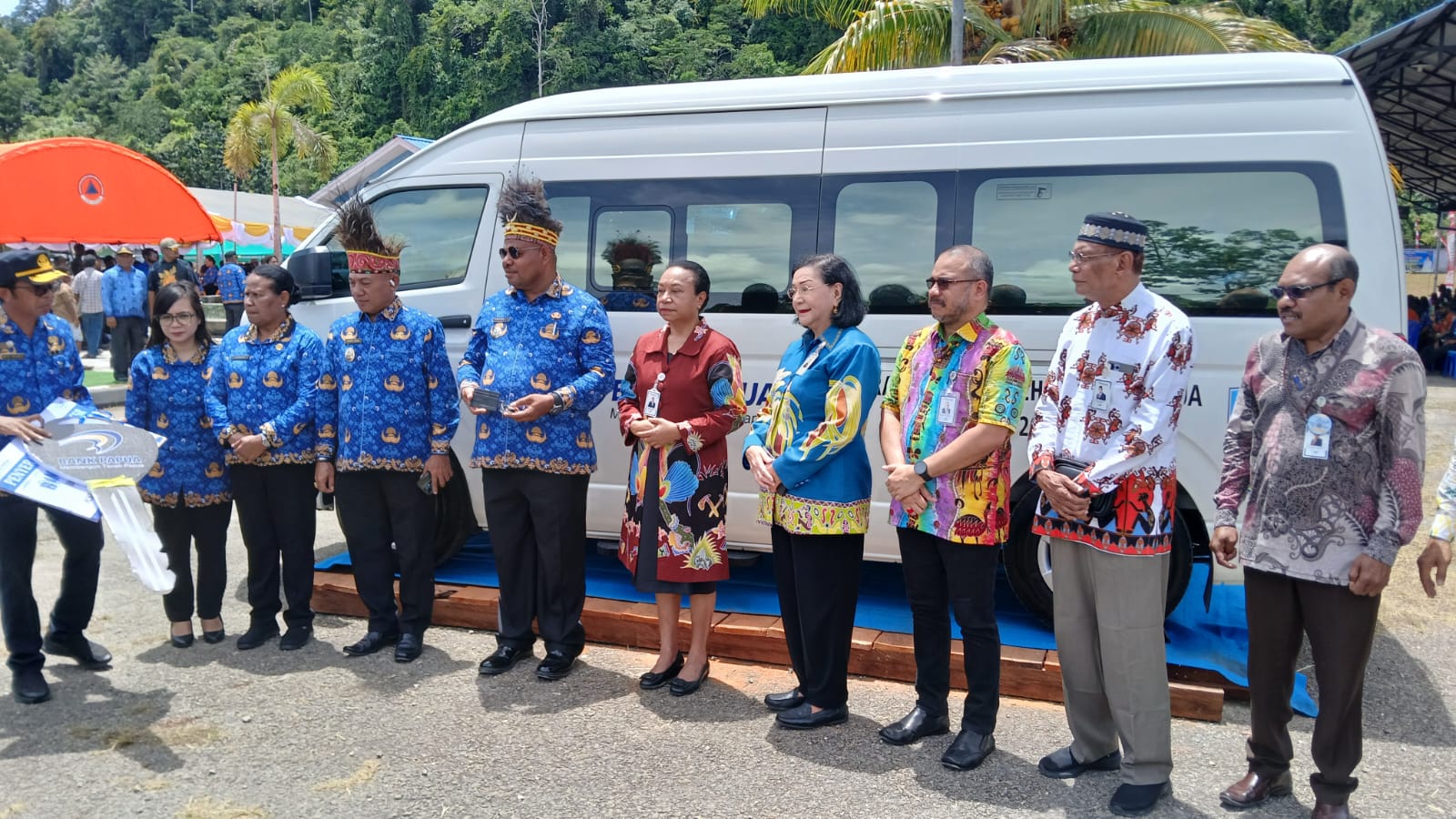 Bupati Supiori Heronimus Mansoben, S.IP., MSi dan Wakil Bupati Wakil Bupati Drs Sahrul Hasanudin Nunsi M.Si dalam acara launching pasar rakyat dan pasar tradisinoal serta terminal, di Supiori